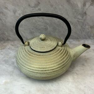 Heavy duty; Cast iron tea pot. Japanese style.